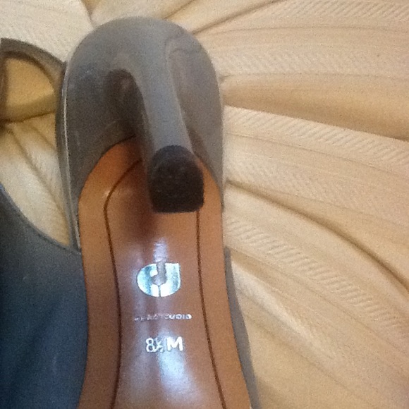 Charles Jourdan Gray Patent Leather Slingback Heels - Picture 6 of 6